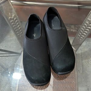 Bearfoot Freedom comfy slip ons black shoes size 8